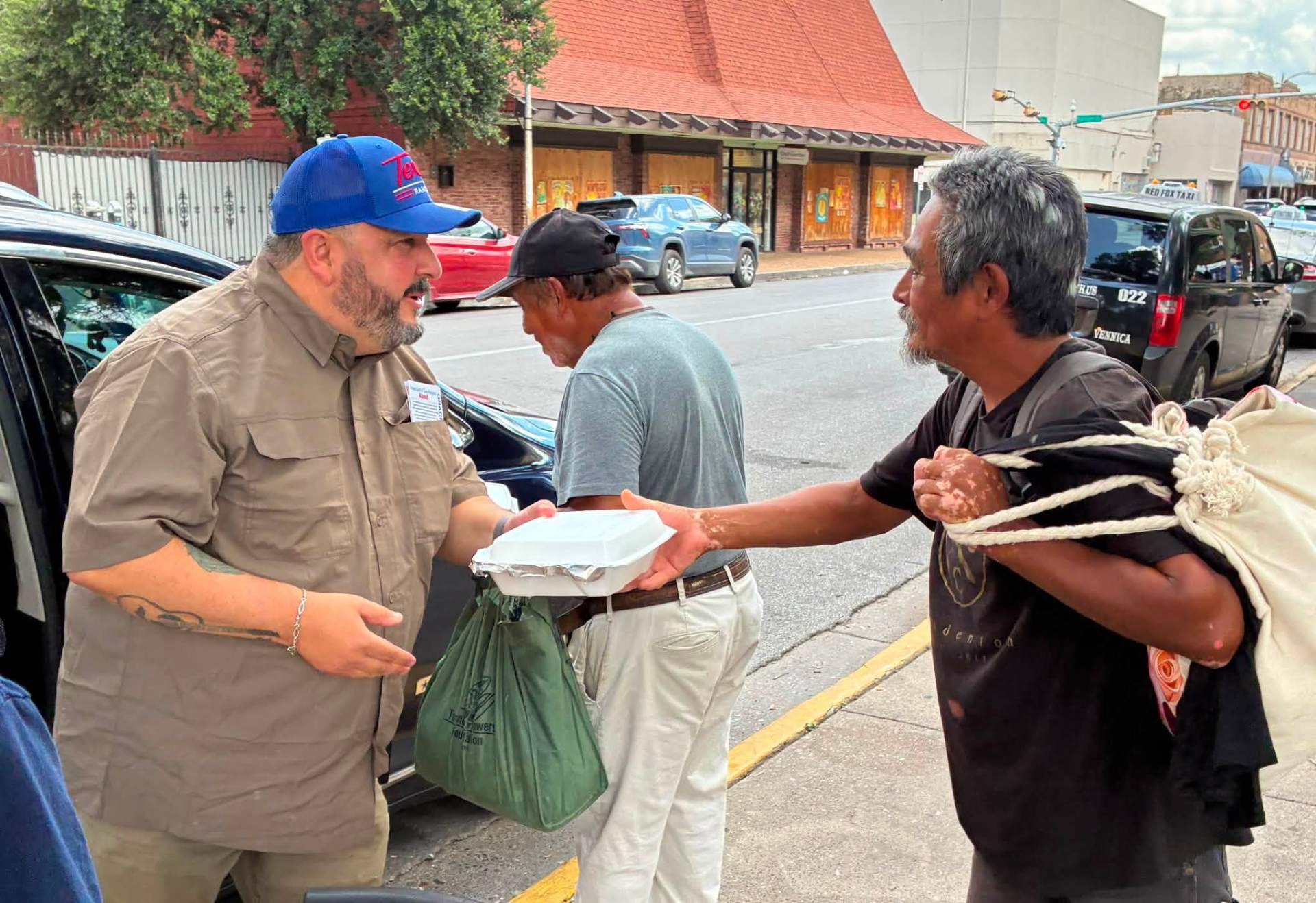 Grace Center volunteer sharing a meal during street outreach